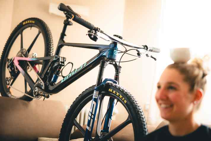 Low Pressure, High Performance: Mit 1,1 bar vorne und 1,3 bar hinten fährt Nicole am unteren Limit – dank Inserts ohne Plattensorgen.