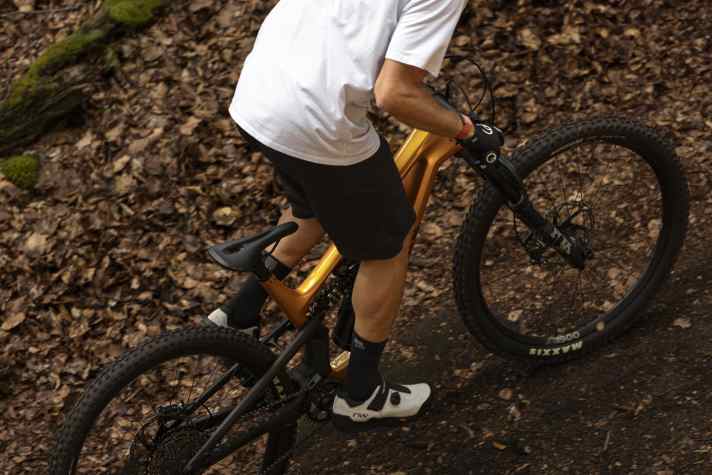Druckstellen konnte der Ergon SMS Comp zwar verhindern, die Polsterung fällt allerdings sportlich aus. Etwas eingesessen sollten Biker daher schon sein für diesen Sattel