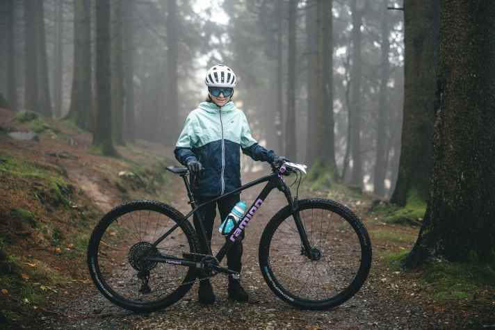 Die elfjährige Carolin und ihr Ramlon Lupus 29 Cross-Country-Hardtail.