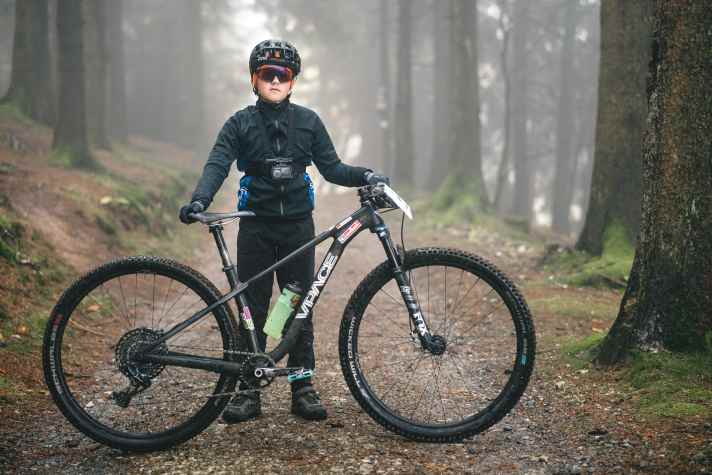 Der zwölfjährige Luca und sein VPace Matz Carbon 29 C Kinder-Mountainbike.