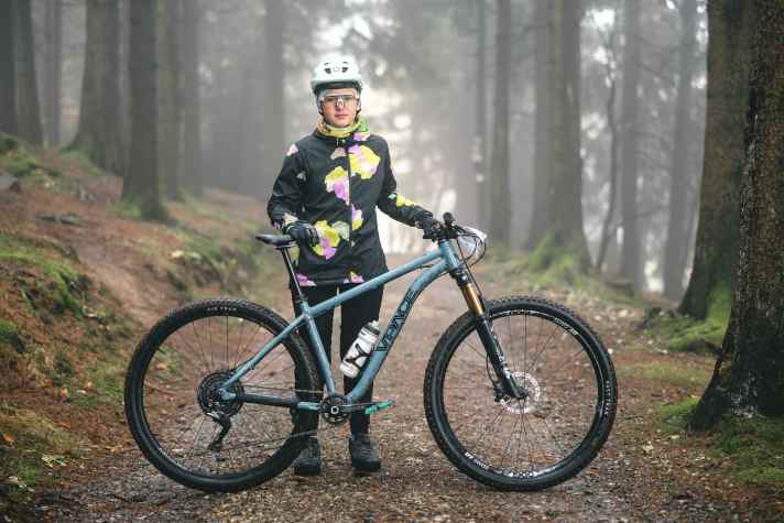 Die zwölfjährige Norah und ihr VPace Max 29L Jugend-Mountainbike.