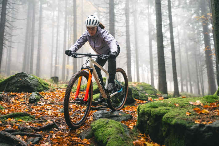 Ein geringes Gewicht beflügelt den Nachwuchs auch in technisch anspruchsvollem Gelände. Kinder-Mountainbikes müssen besonders leicht sein.