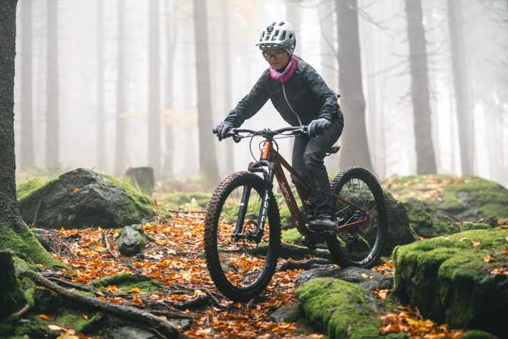 Das Fahrwerk des Enduro-Bikes für Kinder arbeitet auch bei geringen Fahrergewichten sehr gut.