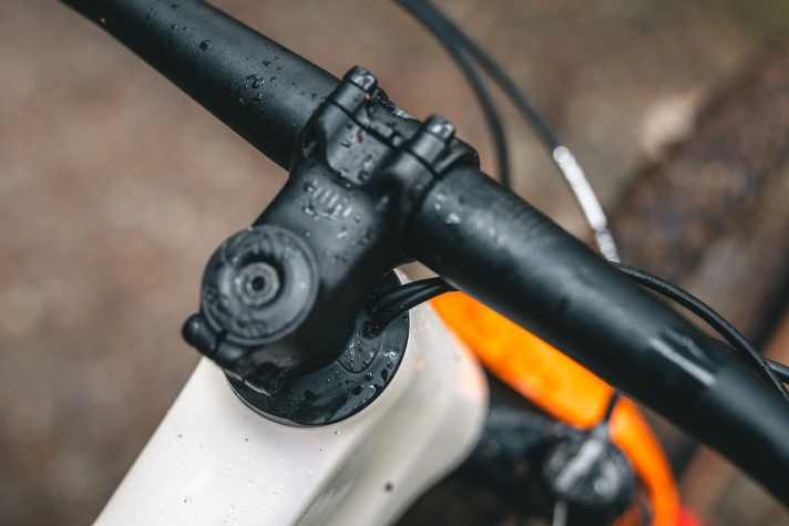 Viele Kinder-Bikes setzen auf außen verlegte Züge, um Wartung und Austausch von Parts zu erleichtern. Cube entscheidet sich für eine Verlegung durch den Steuersatz.