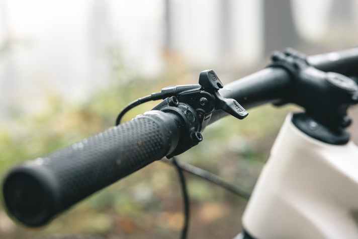 Der Lockout-Hebel für die Federgabel wirkt riesig und ist mit den kurzen Fingern eines Kindes so dennoch nicht zu erreichen. Stattdessen muss er direkt am Griff positioniert werden.