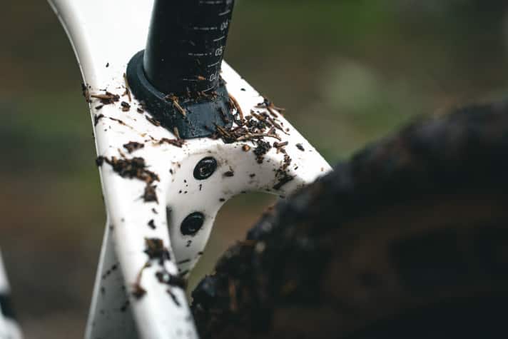 Schön anzusehen aber in der Praxis nervig: Die integrierte Klemmung der Sattelstütze funktioniert über zwei Schrauben. Am Kinder-Mountainbike von Cube ist kaum Platz, um das Werkzeug anzusetzen.
