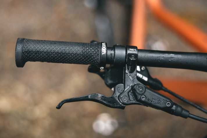 Die günstigen Scheibenbremsen des Woom-Mountainbikes waren unseren Testern im Gelände zu schwach. Die dünnen Griffe kommen mit Abrutsch-Schutz.