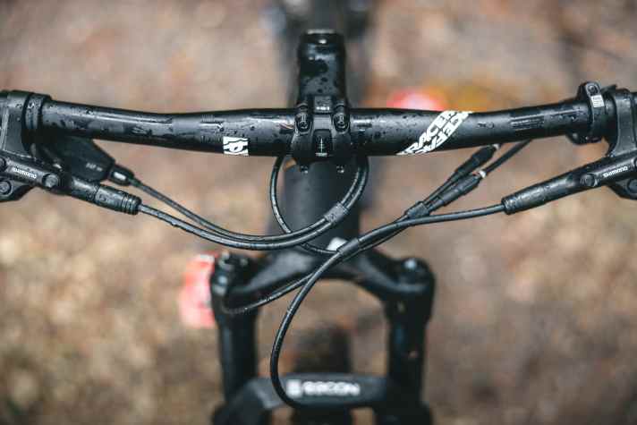 Kabelsalat: Am Cockpit des Kinder-Mountainbikes von Canyon ist eine Menge los. Die Zugverlegung durch den Steuersatz erschwert den Austausch von Parts.