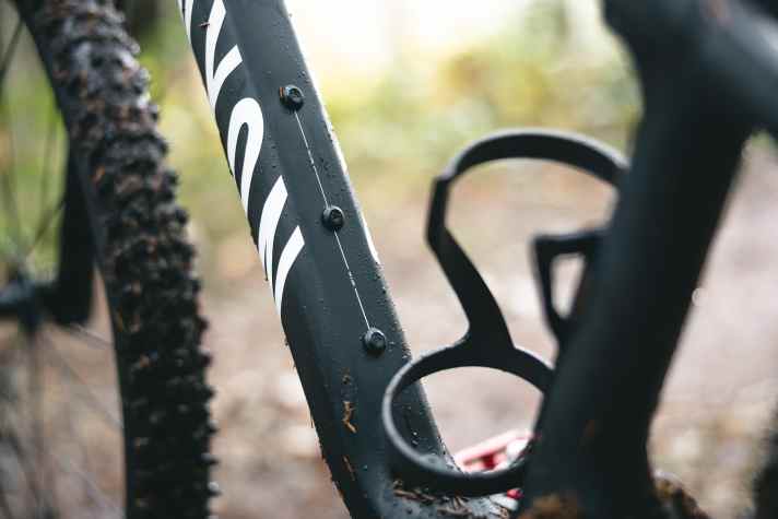 Mit zwei Flaschenhaltern und einem breitbandigen Antrieb können junge Biker an Bord des Canyon Lux World Cup CF Young Hero auch größere Touren in Angriff nehmen.