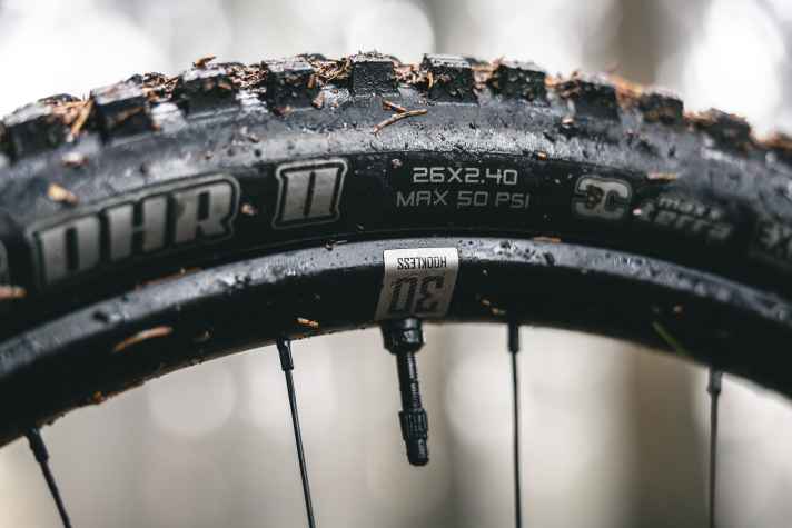 An den Laufrädern setzt das Giant Faith Mini Mullet auf 30 Millimeter Felgenbreite und einen Größenmix aus 26 und 27,5 Zoll.