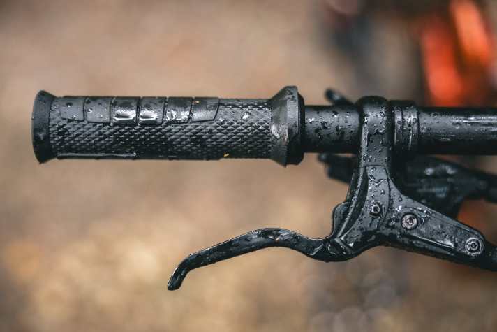 Zu Kinderhänden passen dünne aber griffige Griffe sowie kräftige Bremsen mit geringen Hebelweiten.