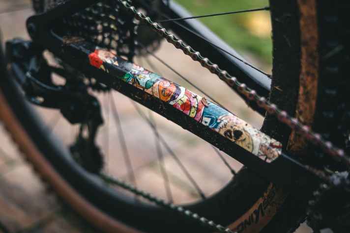 Ein bunter Aufkleber schützt nicht nur die Kettenstrebe des Nachwuchs-Racebikes, sondern sorgt auch für den individuellen Touch.