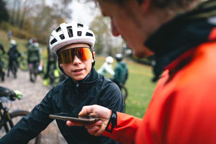 Wie ein Profi beantwortet Nachwuchs-Racer Hugo die Fragen von BIKE-Redakteur Jan Timmermann.