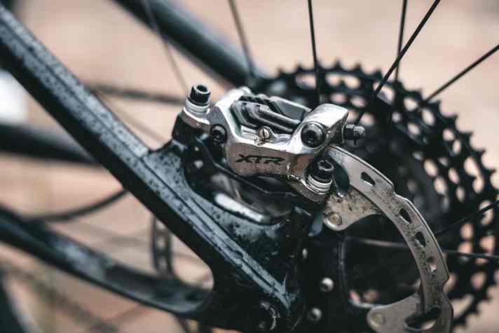 Hugo fährt gerne Trails und kann sich dabei auf die Kraft von Shimanos XTR Bremsen mit vier Kolben verlassen.
