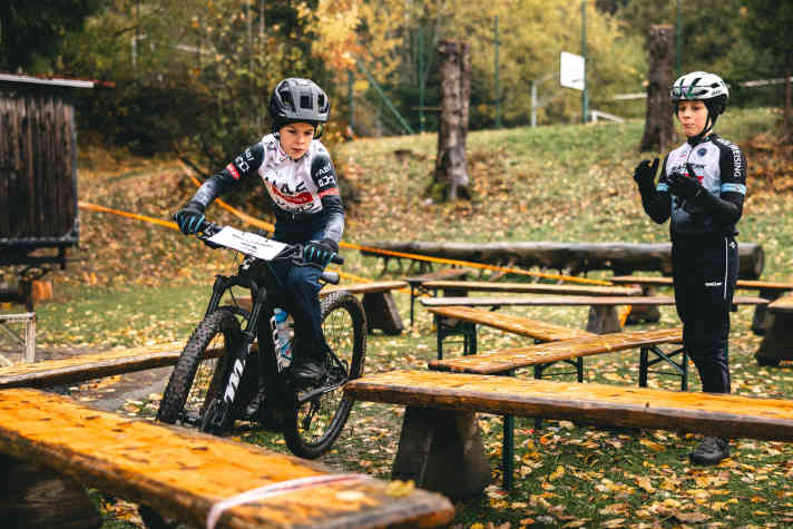 Darum geht es beim Ghost BIKE Crosscountry Jugendcamp: Gemeinsam mit Gleichaltrigen an der Technik feilen und mit Worldcup-Profis eine gute Zeit auf dem Rad haben.