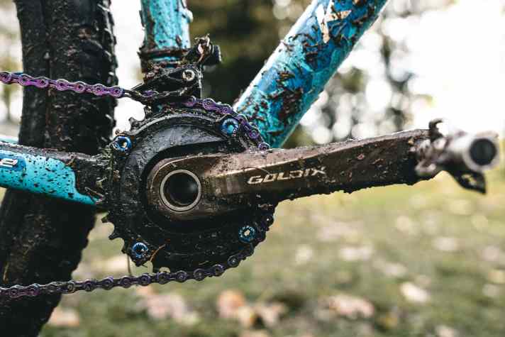 Farblich passende Schrauben befestigen das Kettenblatt mit Leistungsmessung am Racebike.