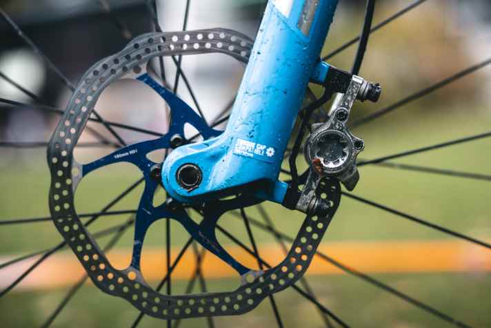 Natürlich wurden an diesem Custom-Traum in Blau auch die Bremsscheiben in der passenden Farbe montiert.