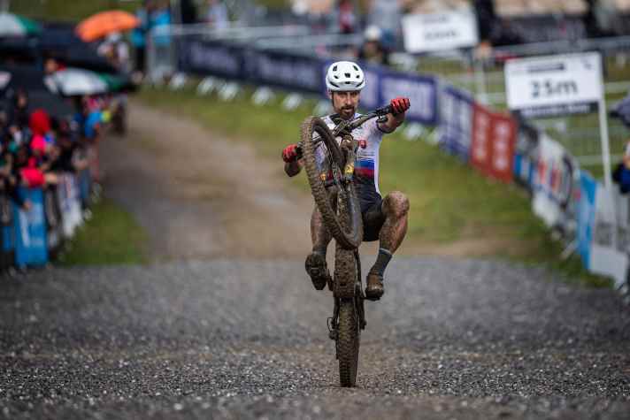 Zwar reicht es am Ende für Rennrad-Star Peter Sagan nur für Platz 16. Die Laune lässt sich der Slowake davon aber nicht vermiesen.