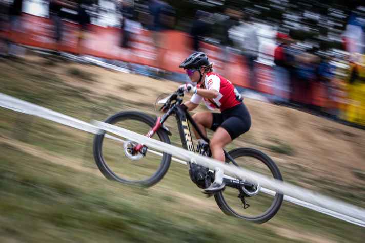 Nicole Göldi kann im E-MTB Cross Country aktuell keiner schlagen. Die junge Schweizerin setzte sich früh ab und war nicht mehr einzuholen.