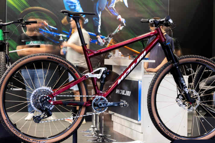 War schon ein Down-Country-Bike bevor es den Begriff überhaupt gab: das Nicolai Saturn 11. Hier die 2023er-Version auf der Eurobike.