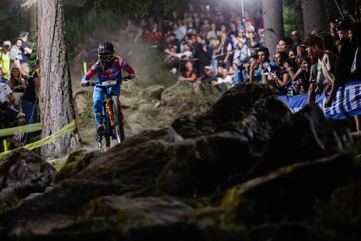 Simona Kuchyňková (Cube Action Team) stürzte im finalen Nightfall-Run – und rettete sich trotzdem als Gesamtsiegerin des Rennens über die Ziellinie.