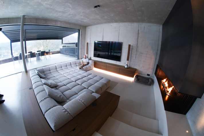 Dunkel, eng und voller Nippes? F#*ck that – Flossmann hat sein neues Haus selbst entworfen. Anscheinend hat er zuvor Bond-Filme geguckt.