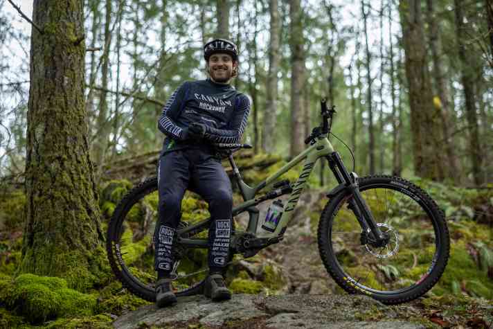 Vollblut Racer Jesse Melamed mit seinem neuen Arbeitsgerät, einem Canyon Spectral.