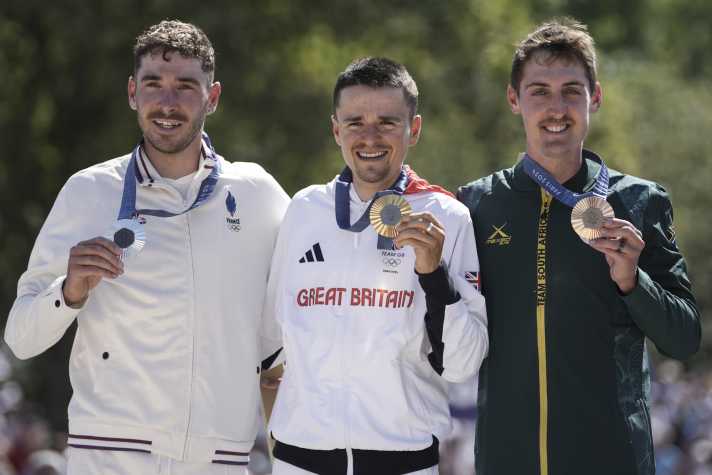 Vielseitig: Die Medaillengewinner von Paris auf dem Mountainbike Victor Koretzky, einst bei Bora-Hansgrohe, Tom Pidcock und Alan Hatherly (von links) verbinden Straßen- und Mountainbike-Sport.