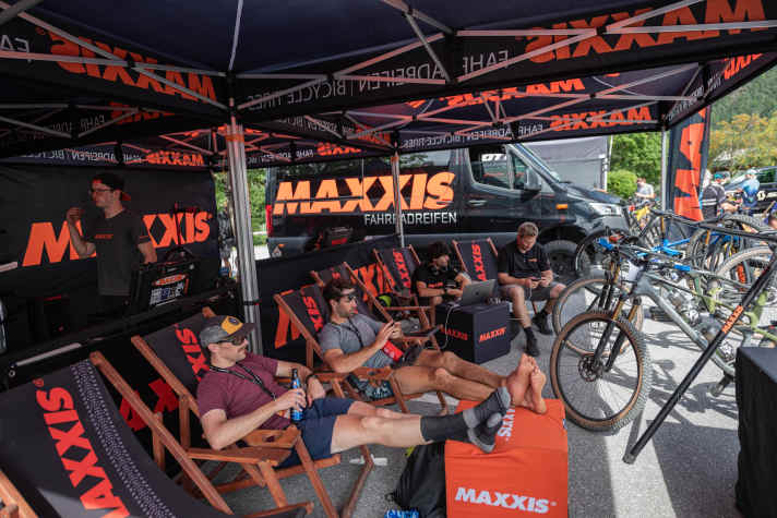 Während sich die Mechaniker bei Maxxis um die Technik der Teilnehmer kümmern, können diese ganz entspannt im Liegestuhl die Füße hochlegen.