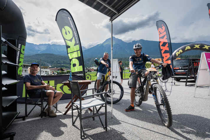 Im Gespräch mit Holger Meyer am BIKE-Stand. Der Bike-Tausendsassa leitete das Fahrerfeld auf seinem Führungsmotorrad an.