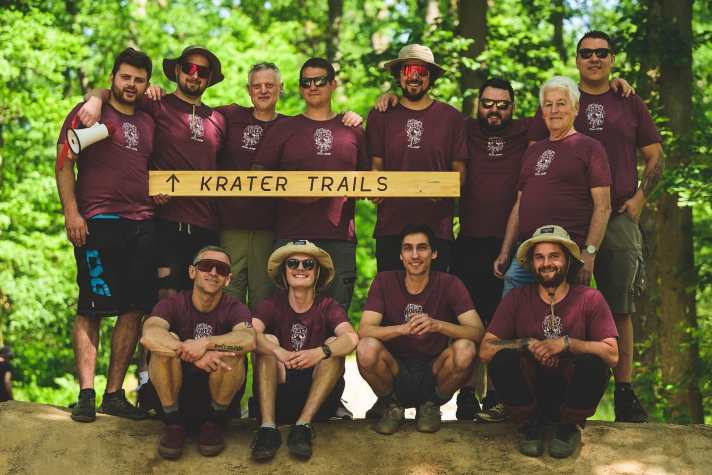 Stolz und glücklich über ihr blankpoliertes, offiziell abgesegnetes Vereinsheim im Wald: die Jungs und Mädels aus der Abteilung Radsport Mainaschaff