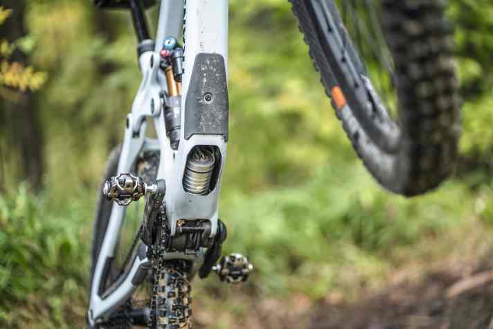 Der längliche Fortsatz des Motors steckt bei unserem Transalpes-Testbike im Unterrohr unter einer Abdeckung versteckt. 