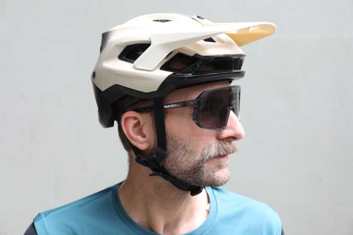 Wer keine Unsummen für eine Sportbrille ausgeben will, ist mit der Van Rysel gut bedient - sofern die große Brille zur Kopfform passt