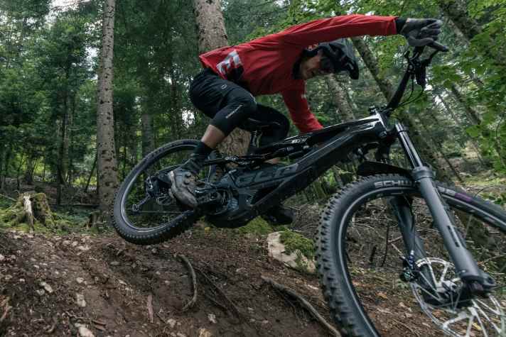 Runter gibt es mit dem Lapierre Overvolt GLP III kein Halten. Fantastische Laufruhe, gepaart mit sehr ausgewogenem um leichtem Handling. Der tiefe Schwerpunkt und die - dank kurzem Akku - leichte Front, bieten ein leichtes Handling, dass man von normalen Power-E-MTBs so nicht kennt.