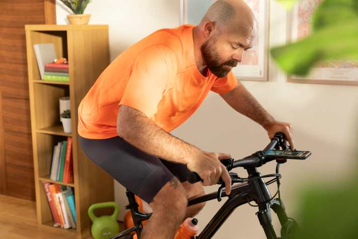 Auch Mountainbikes mit kleinen Kettenblättern können durch die virtuellen Gänge an der Schaltung auf dem Zwift Hub One genutzt werden.