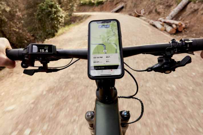 Mit der SP Connect Handyhalterung kann das Handy während der Fahrt am Lenker befestigt und als großes Display genutzt werden.