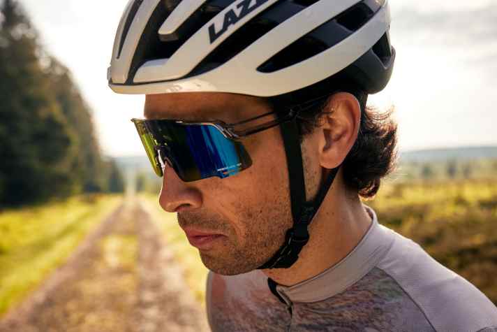 Die Shimano Equinox mit Ridescape-Glastechnologie ist Teil der japanischen Brillen-Kollektion 2025, wiegt wenig und soll eine optimale Sicht beim Radsport bieten.