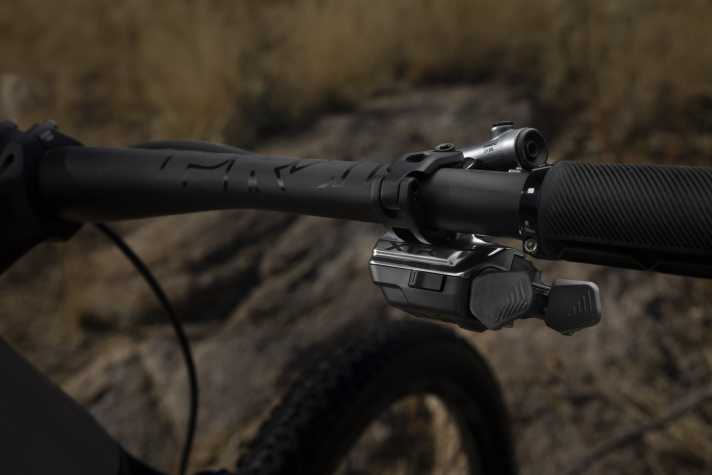 Der neue kabellose Schaltgriff der Shimano XTR lässt sich vielfach individualisieren und kommt mit frei belegbarer dritten Taste.