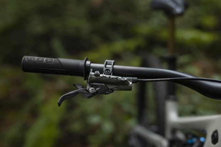 Der neue Shimano XTR Enduro-Bremshebel sitzt nun näher am Lenker. Die Hebelweite lässt sich werkzeuglos einstellen.