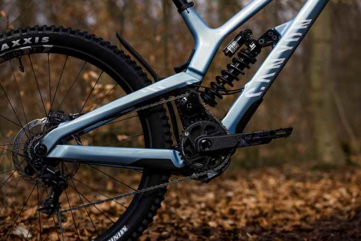 Schick designt: die neuste Ausbaustufe eines High-Pivot-Bikes: Canyon Sender. Wie es sich tatsächlich fährt, müssen wir erst noch testen.