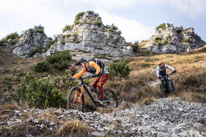 Sportlich und straff gibt sich das Radon. Aktive Fahrer, die auf Highspeed gepolt sind, fühlen sich auf dem Bike des Bonner Versenders am wohlsten. Für gemäßigte Tourenfahrer sind andere Bikes aus dem Testfeld die bessere Wahl.