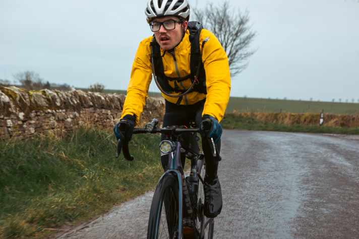 Josh Reid bei seinen 24 h North Race - unbekannt wann und wo genau - aber mit der Restrap Trinkweste.