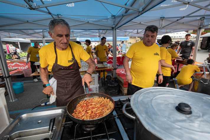 Die Verpflegung der rund 600 Teilnehmer übernahmen jeweils die Etappenorte. In Italien weiß man, wie große Mengen Pasta al dente gekocht werden.