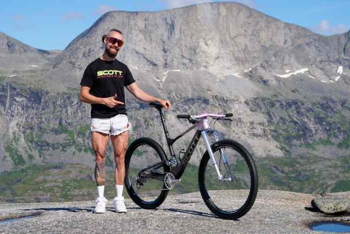 Die Beine, das Lachen, das Bike - bekannt aus Internet und BIKE Magazin: Gustav Gullholm mit seinem 9,19 Kilogramm leichten Dangerholm Spark RC Hypersonic.