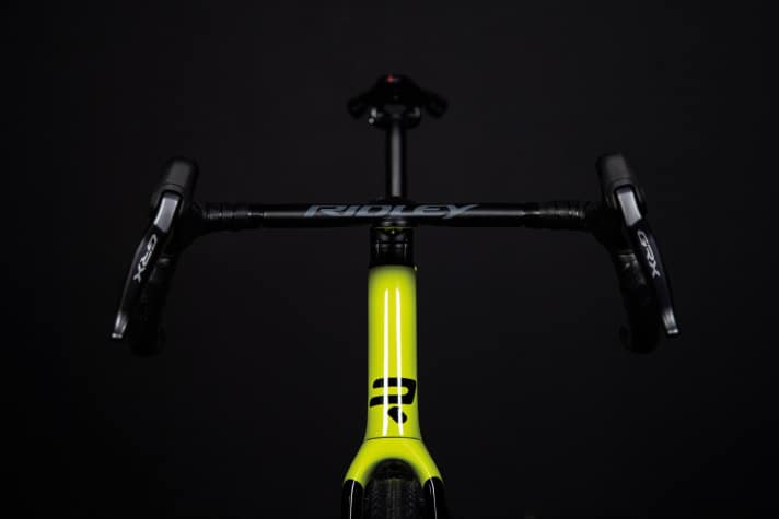 Die Kombination aus oben sehr schmalen und unten “normal” breiten Lenkern stellt einen Kompromiss für Gravelbikes dar.