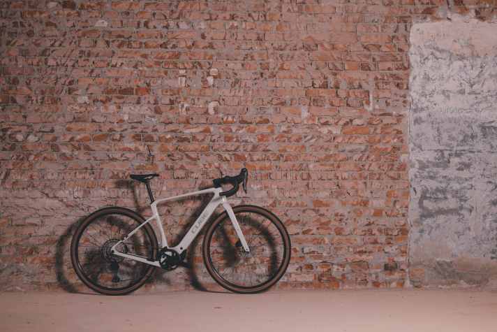 Das günstigste Modell der neuen E-Gravelbikes von Cube ist das Nuroad Hybrid C:62 Race 400X für 3999 Euro.