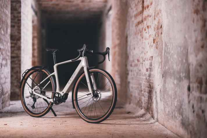 Das Cube Nuroad Hybrid C:62 gibt´s ab Werk auch in zwei Varianten mit Vollausstattung (FE). Das Nuroad Hybrid C:62 Race FE kostet 4199 Euro.