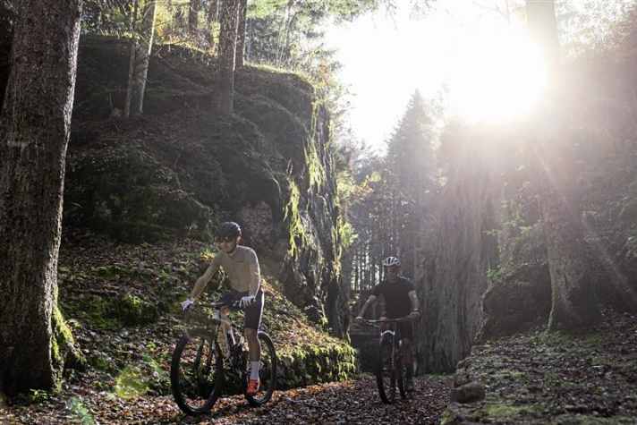 Die Felsen auf der Alpe Cimbra haben viel zu erzählen: Hier wurde im Gebirgskrieg einfach ein Nachschubweg freigesprengt.