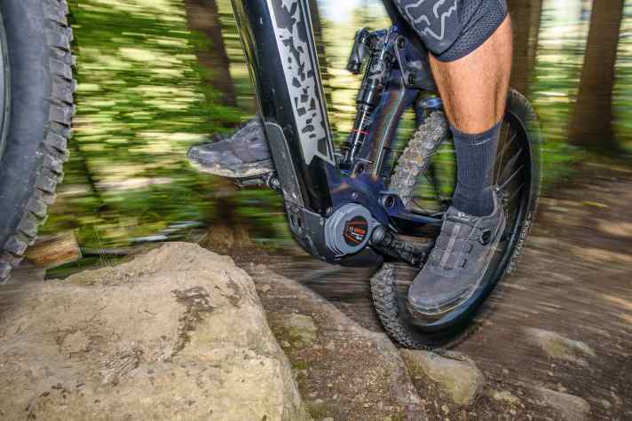 Fiese Hindernisse bergauf und eine sportliche Fahrweise sind die Stärken des Bosch Performance CX. Das gilt sowohl für den Standard-CX, als auch für den CX Race hier im Bild.