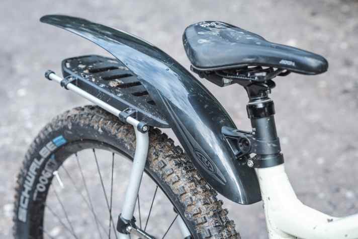 Interessenskonflikt: Bislang ist kein wirklich Fully-tauglicher Gepäckträger mit einem Schutzblech kompatibel. Wer ein E-MTB alltagstauglich aufrüsten will, muss sich also entscheiden. Wir raten: Schutzblech dran, Gepäck in den Rucksack.